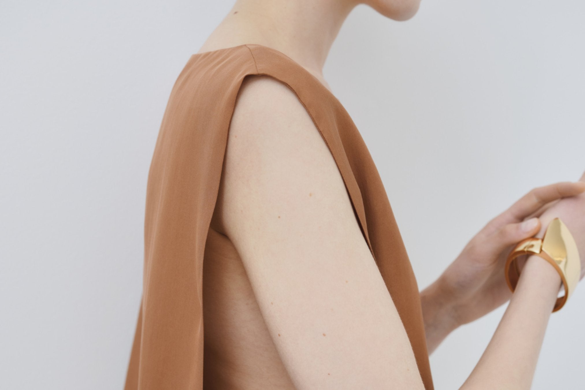 Organic Silk vs Conventional Silk: What’s the Difference and Which Is Better for Your Skin?