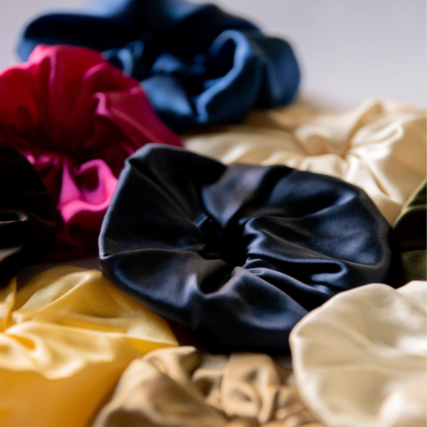 Edi organic silk scrunchies in soft neutral tones, crafted in Italy and featured in the HERTH Gift Guide under €100.