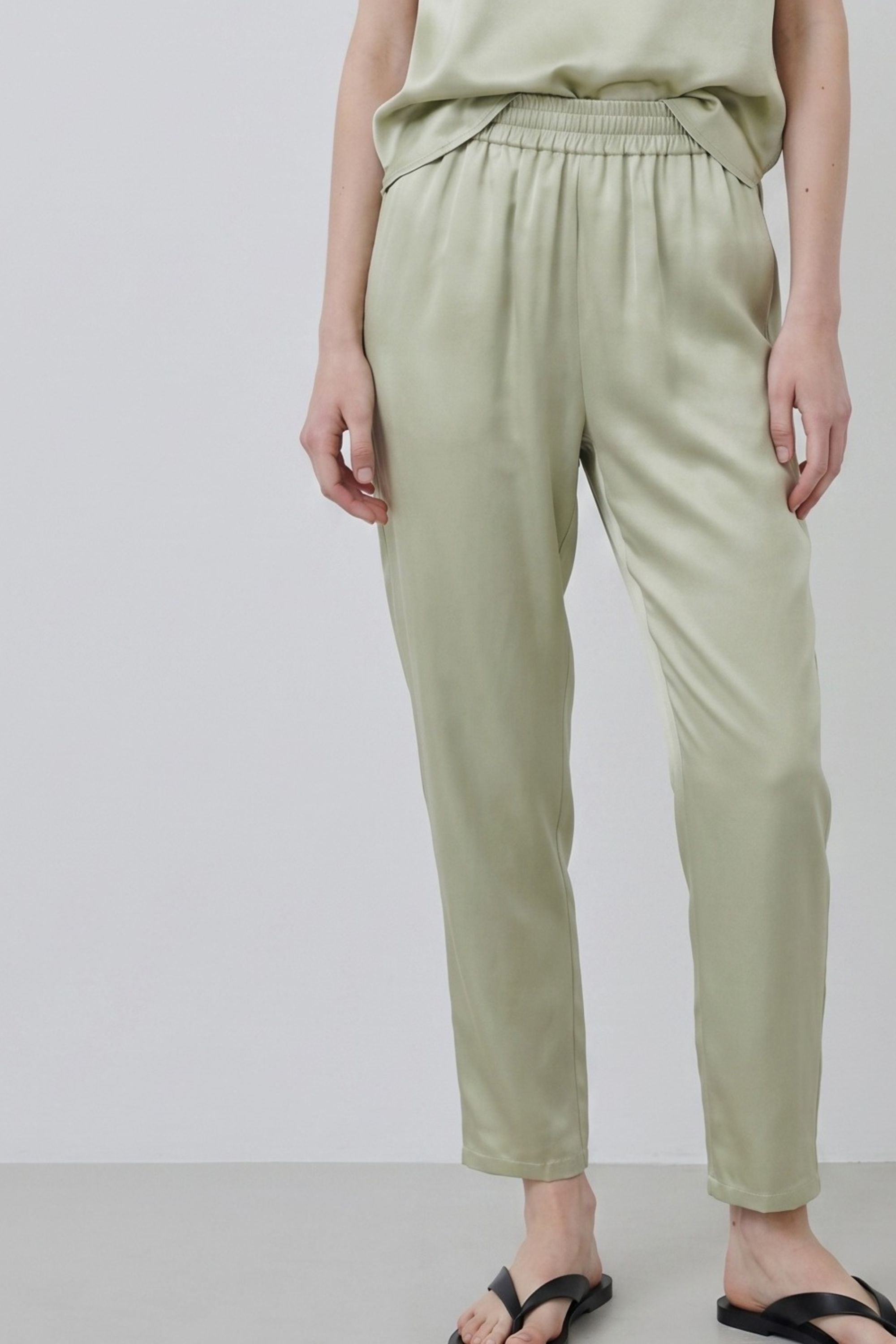 Organic silk Roy trousers in tea, detail of fit and fluid drape with elastic waistband, close-up