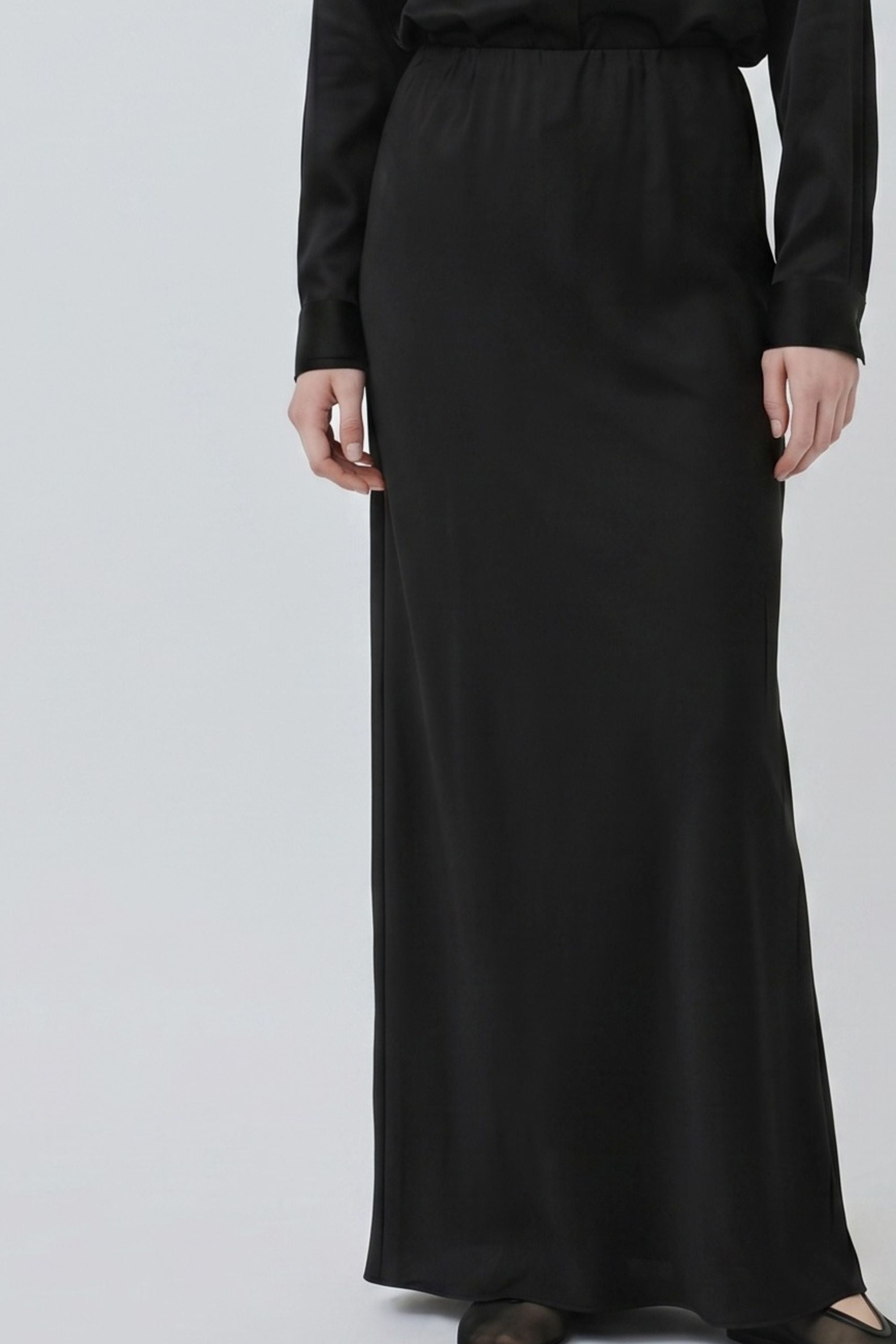 Organic silk Nilde skirt in black, close-up showing texture, waistband detail and fluid drape