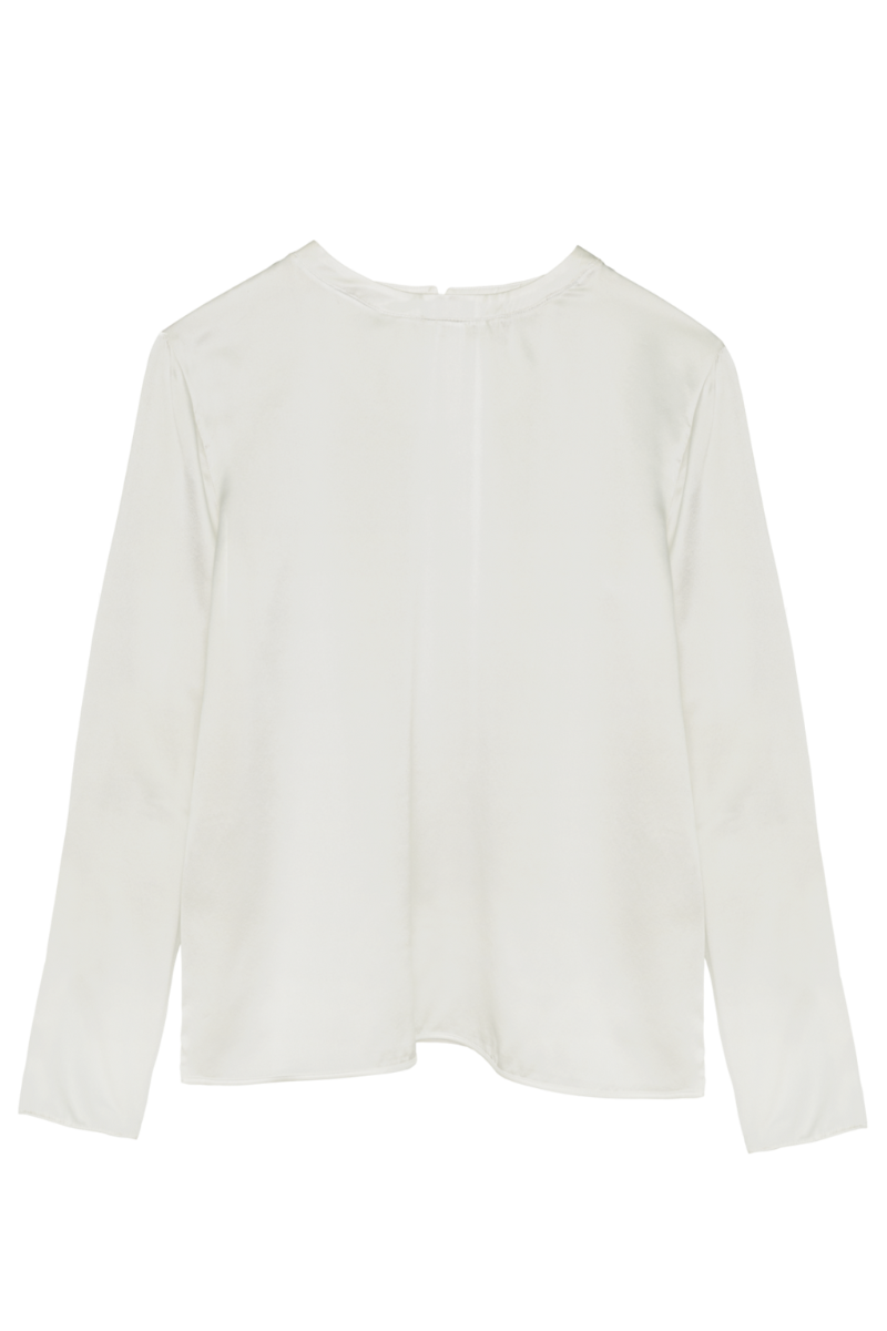 Andie blouse in ivory gots organic silk — timeless long sleeve shirt. Womenswear consciously crafted in Italy by HERTH, 