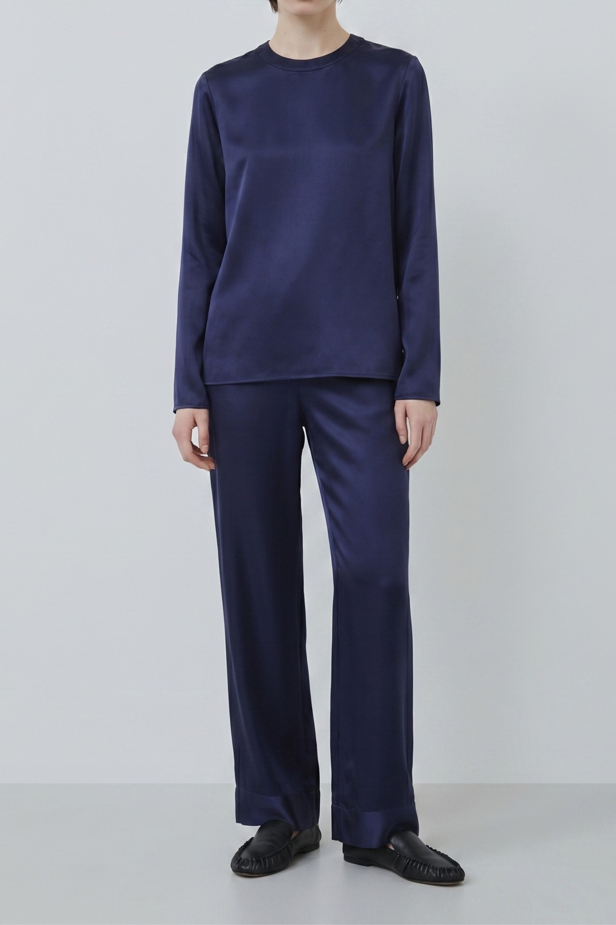 Organic silk outfit with navy long sleeve top and wide-leg trousers, made in Italy