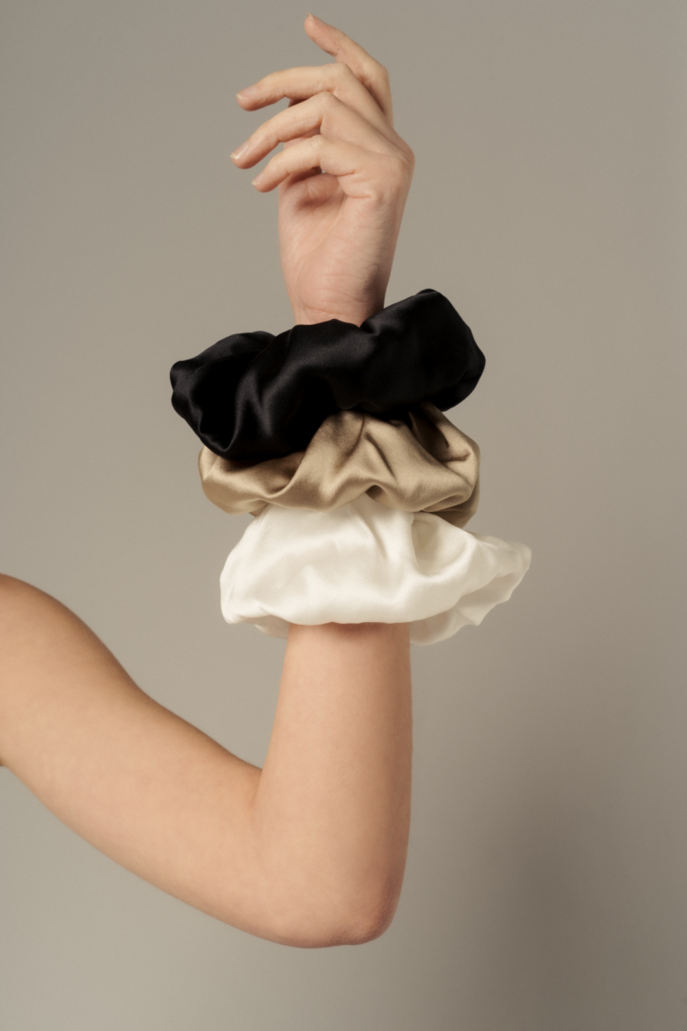 EDI BLACK: ORGANIC SILK HAIR SCRUNCHIE